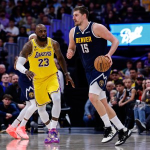 世界杯比赛在线观看地址-詹姆斯：我们尝试用多人防守约基奇 他能传出对角球也能自投自抢