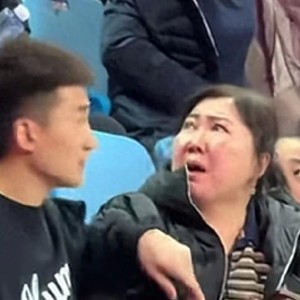 郁闷！孙铭徽家人与安保冲突！布朗疯狂出手26次，决战三分打铁！